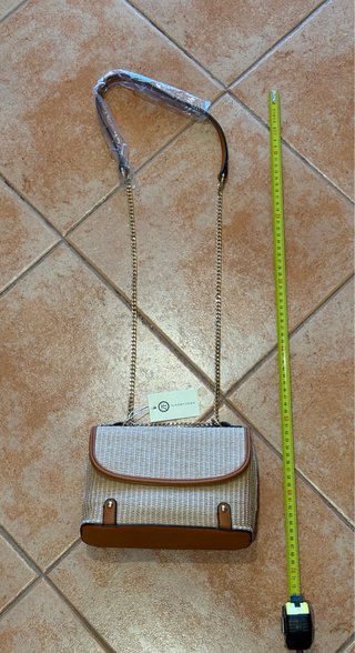 Bolso de mimbre con cadena