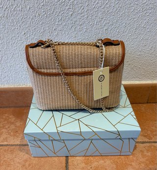 Bolso de mimbre con cadena
