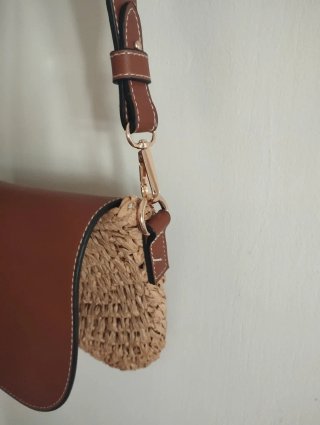 Bolso marrón de  polipiel y rafia.