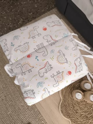 Protector de cuna con dinosaurios