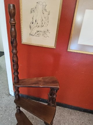 Escalera de biblioteca madera tallada