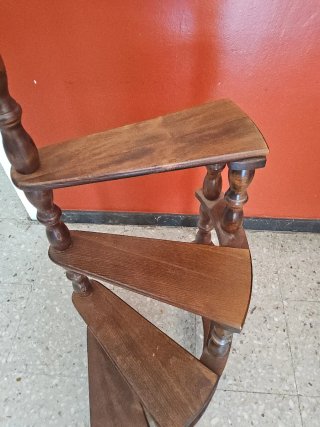 Escalera de biblioteca madera tallada