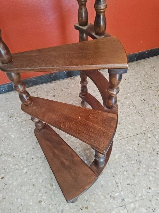 Escalera de biblioteca madera tallada