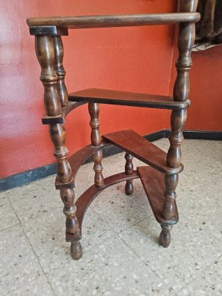 Escalera de biblioteca madera tallada
