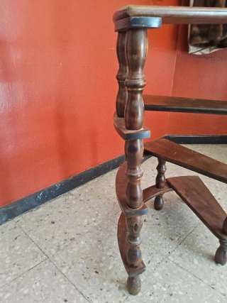 Escalera de biblioteca madera tallada