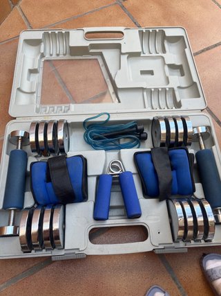 Juego de pesas y accesorios fitness