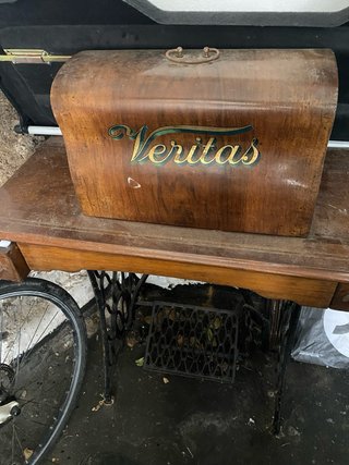 Máquina de coser Veritas antigua decorada