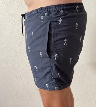 Bañador azul con estampado de esqueletos