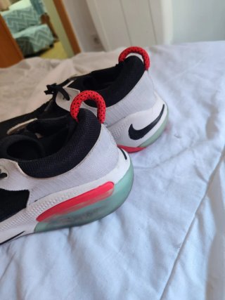 Zapatillas Nike Negras y Rojas