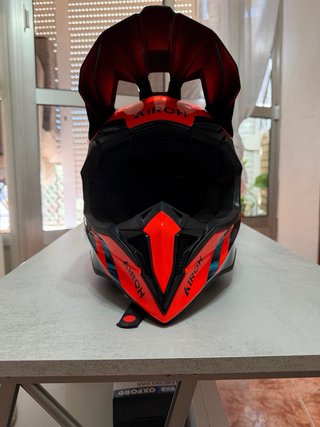 Casco de moto Airoh con diseño talla XS