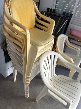 12 Sillas de Plástico Apilables