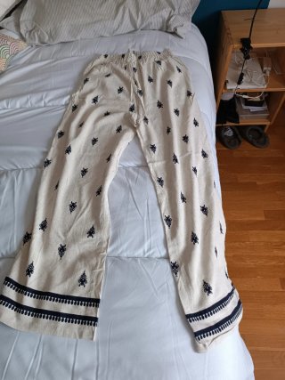 Pantalón fluido estampado beige y azul
