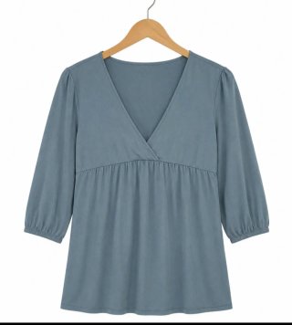 Camisa gris-verde con escote pico