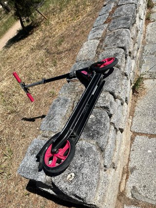 Patinete infantil negro, rosa y gris