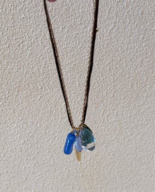Collar con colgantes azules y dorados