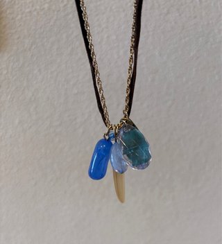 Collar con colgantes azules y dorados