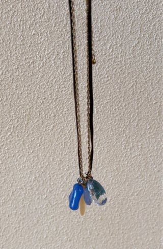 Collar con colgantes azules y dorados