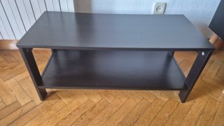 Mesa auxiliar de madera oscura