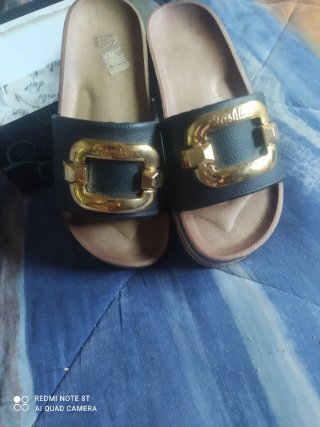 Sandalias negras con detalle dorado