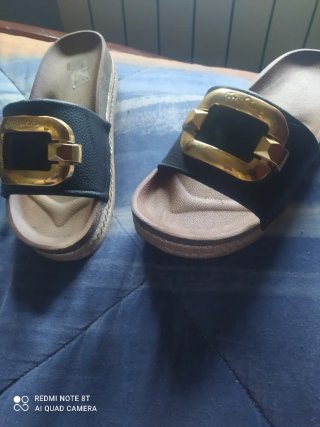 Sandalias negras con detalle dorado