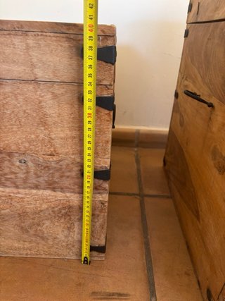 Cajones de madera con herrajes metálicos