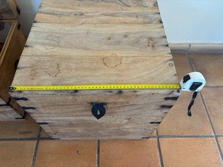 Cajones de madera con herrajes metálicos