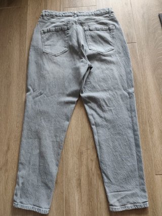 Pantalones grises con tachuelas