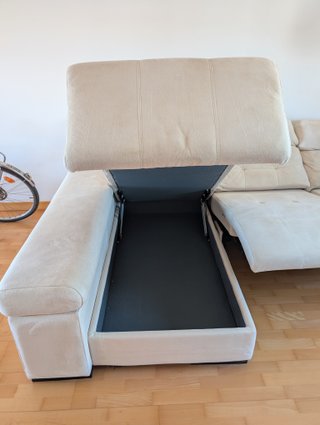 Sofá modular beige eléctrico con chaiselongue.