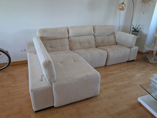 Sofá modular beige eléctrico con chaiselongue.