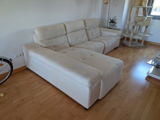 Sofá modular beige eléctrico con chaiselongue.