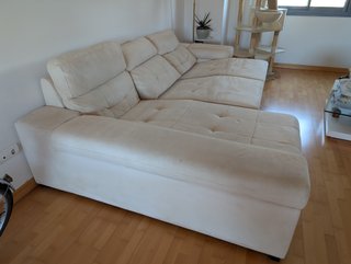 Sofá modular beige eléctrico con chaiselongue.