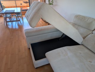 Sofá modular beige eléctrico con chaiselongue.