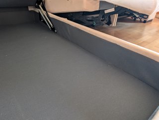 Sofá modular beige eléctrico con chaiselongue.