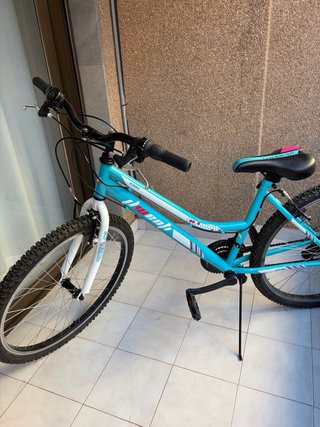 Bicicleta azul con sillín deportivo
