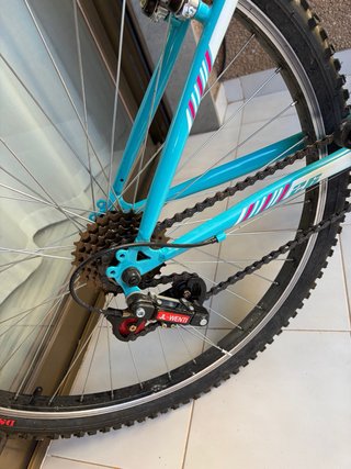 Bicicleta azul con sillín deportivo