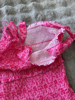 Vestido rosa con volantes y tirantes