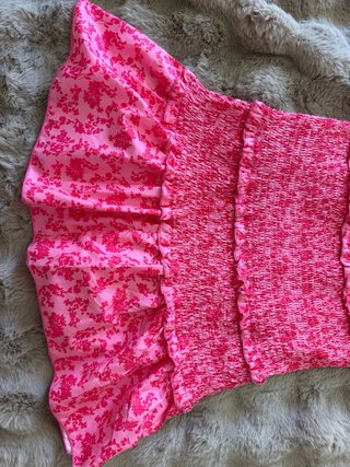 Vestido rosa con volantes y tirantes