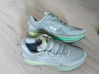 Zapatillas Nike grises y verdes