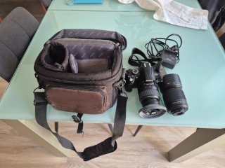 Cámara Réflex Nikon Negra con Accesorios