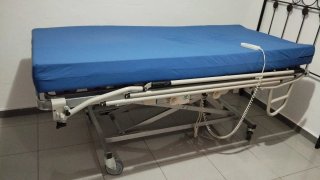 Cama hospitalaria en buen estado