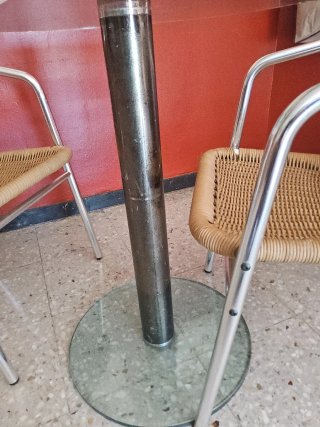 Mesa cristal y 2 sillas mimbre
