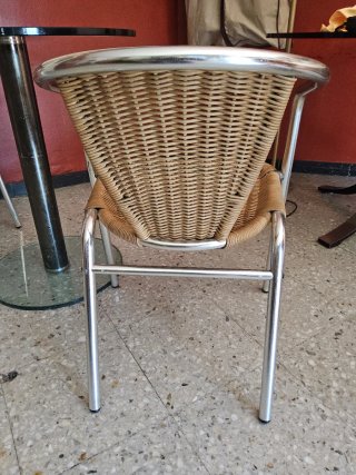 Mesa cristal y 2 sillas mimbre