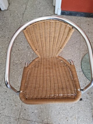 Mesa cristal y 2 sillas mimbre