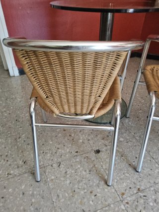 Mesa cristal y 2 sillas mimbre