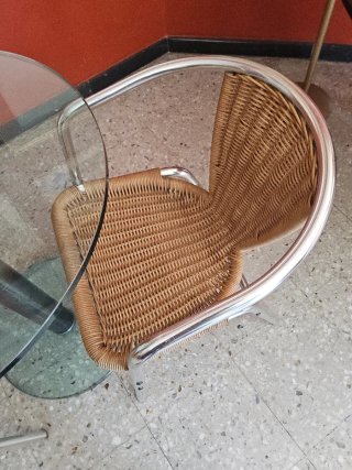 Mesa cristal y 2 sillas mimbre