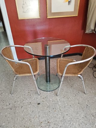 Mesa cristal y 2 sillas mimbre