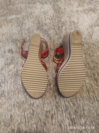 Sandalias cuña piel Sandra Morelli rojas