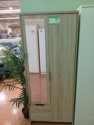 Armario de madera con espejo
