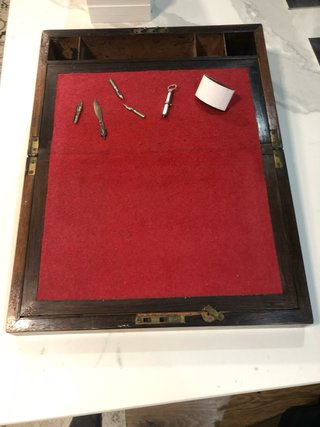 Caja de madera con placa metálica