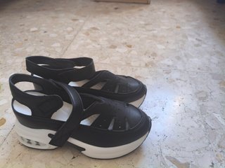 Sandalias negras y blancas cómodas sin estrenar
